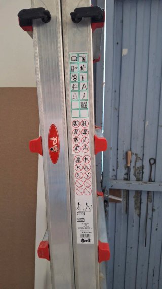 Escalera telescópica multifunción