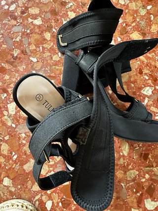Tacones Espartanos Negros. Sin uno