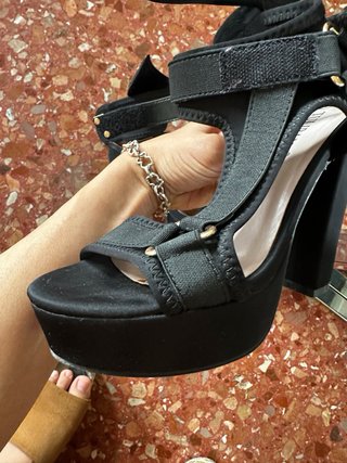 Tacones Espartanos Negros. Sin uno