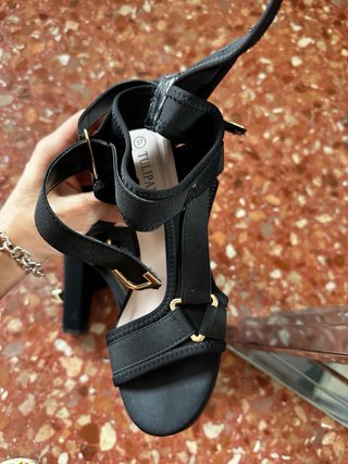 Tacones Espartanos Negros. Sin uno