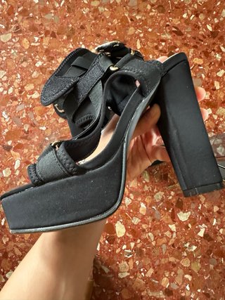Tacones Espartanos Negros. Sin uno