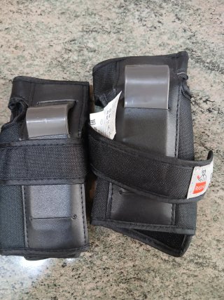 Casco, muñequeras y coderas infantiles