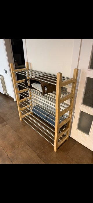 Estantería de madera y metal