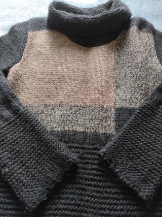 Jersey cuello alto beige y negro