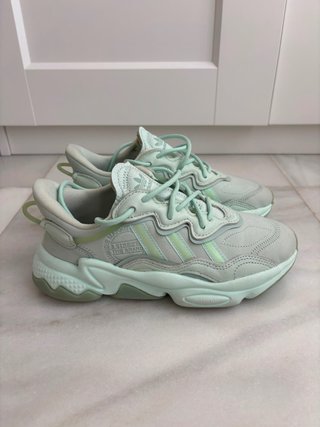 Adidas Ozweego grises y verdes poco uso