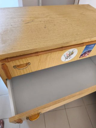 Cómoda de madera con detalles de bambú
