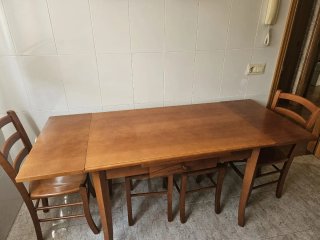 Mesa de cocina con 4 sillas y 2 taburet