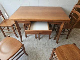 Mesa de cocina con 4 sillas y 2 taburet