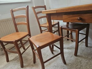 Mesa de cocina con 4 sillas y 2 taburet