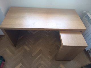 Escritorio de madera Ikea y silla ikea