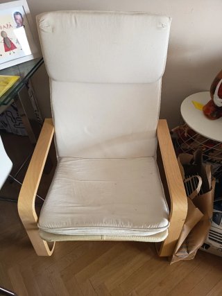 Escritorio de madera Ikea y silla ikea