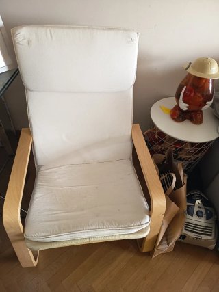 Escritorio de madera Ikea y silla ikea
