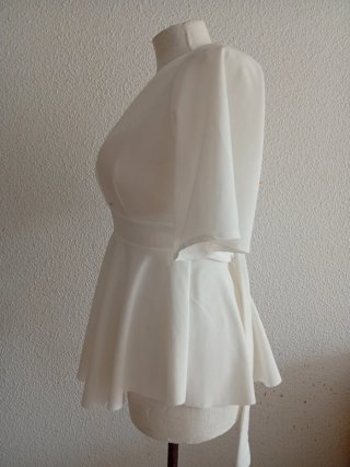 Blusa blanca escote pico manga corta