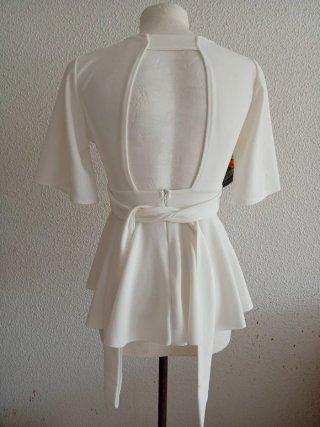 Blusa blanca escote pico manga corta