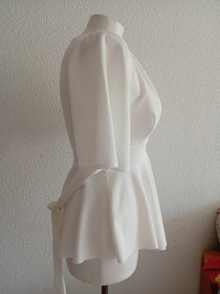 Blusa blanca escote pico manga corta