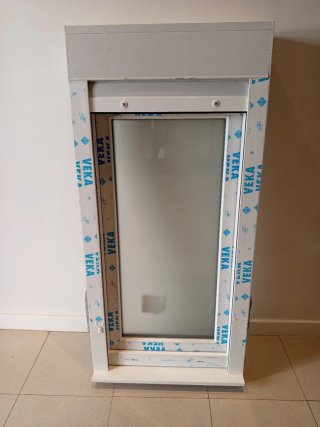 Ventana PVC blanca con persiana y vidrio mate BE
