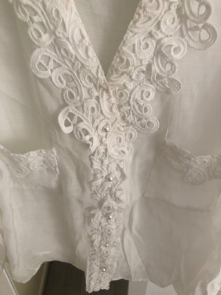 Blusa blanca con puntillas y botones perla T40