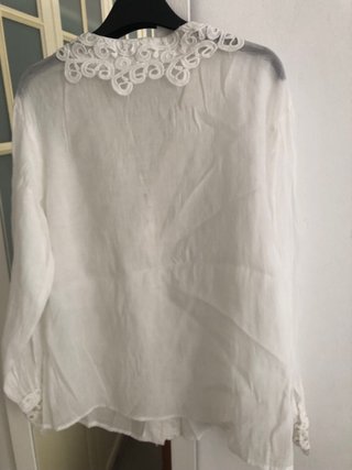 Blusa blanca con puntillas y botones perla T40