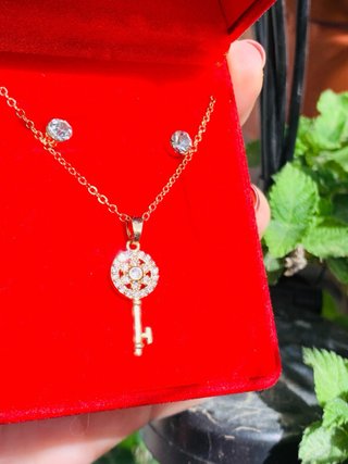 Conjunto Collar y Pendientes Llave