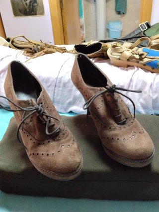 Zapatos de tacón con cordones marrones