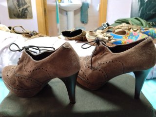 Zapatos de tacón con cordones marrones