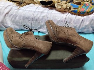 Zapatos de tacón con cordones marrones