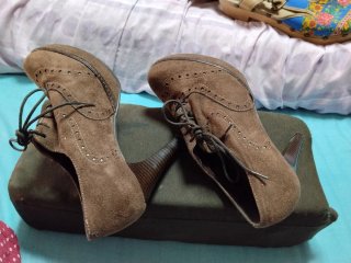 Zapatos de tacón con cordones marrones