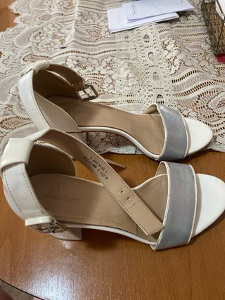 Sandalias Graceland blancas y grises metalizadas