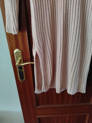 Vestido de punto rosa, largo con abertura lateral