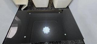 Mesa de cristal y acero, extensible,con sillas.