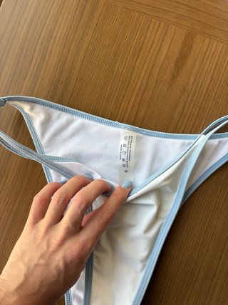 Bikini blanco y azul