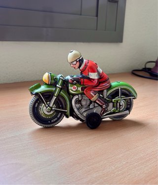 Moto de carreras de hojalata (tin toy) Germany