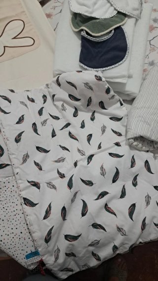 Cambiador y chichonera con estampado de plumas