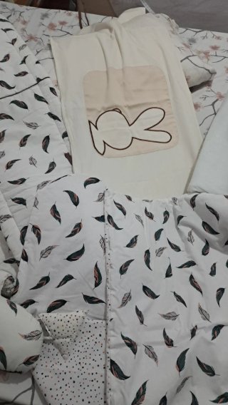 Cambiador y chichonera con estampado de plumas