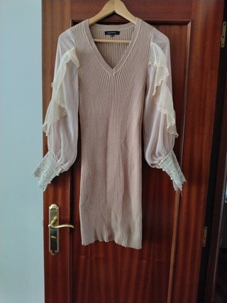 Vestido beige manga abullonada y encaje
