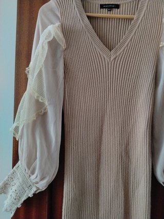Vestido beige manga abullonada y encaje