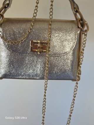 Bolso de mano dorado con cadena