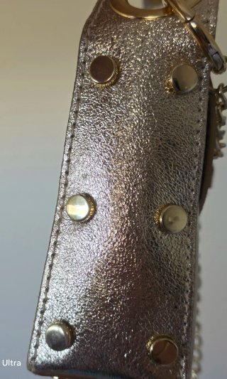 Bolso de mano dorado con cadena