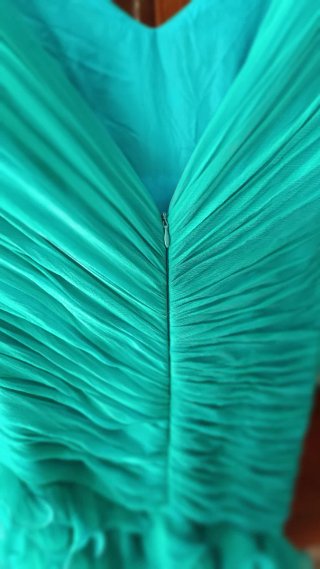 Vestido fiesta verde con volantes