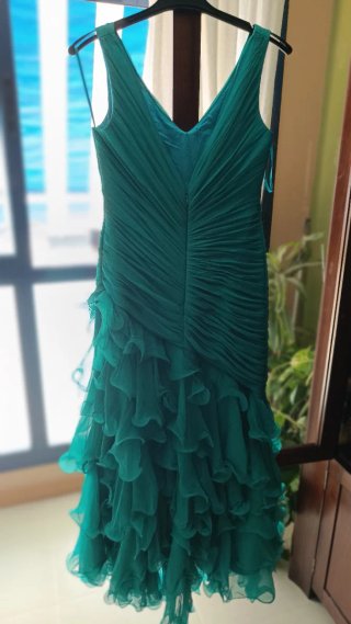 Vestido fiesta verde con volantes