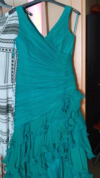 Vestido fiesta verde con volantes