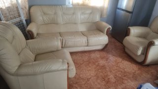 Sofá y sillones de piel beige