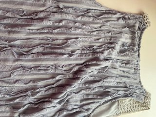 Blusa gris con crochet
