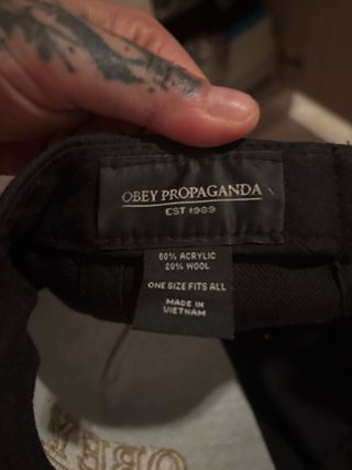 Gorra Obey Negra y Dorada