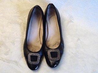 Zapatos negros con hebilla plateada