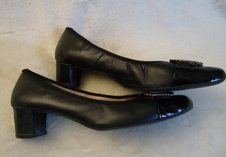 Zapatos negros con hebilla plateada