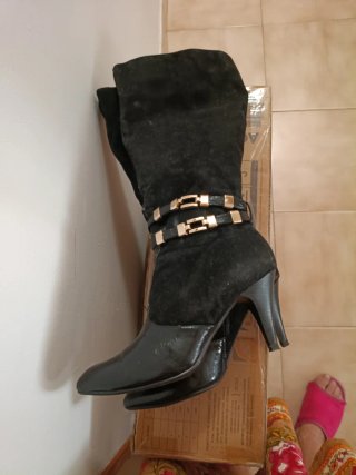 Botas altas negras de charol con adorno dorado