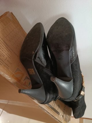 Botas altas negras de charol con adorno dorado