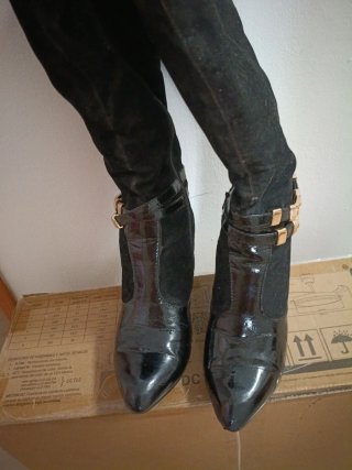 Botas altas negras de charol con adorno dorado