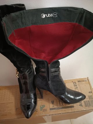 Botas altas negras de charol con adorno dorado